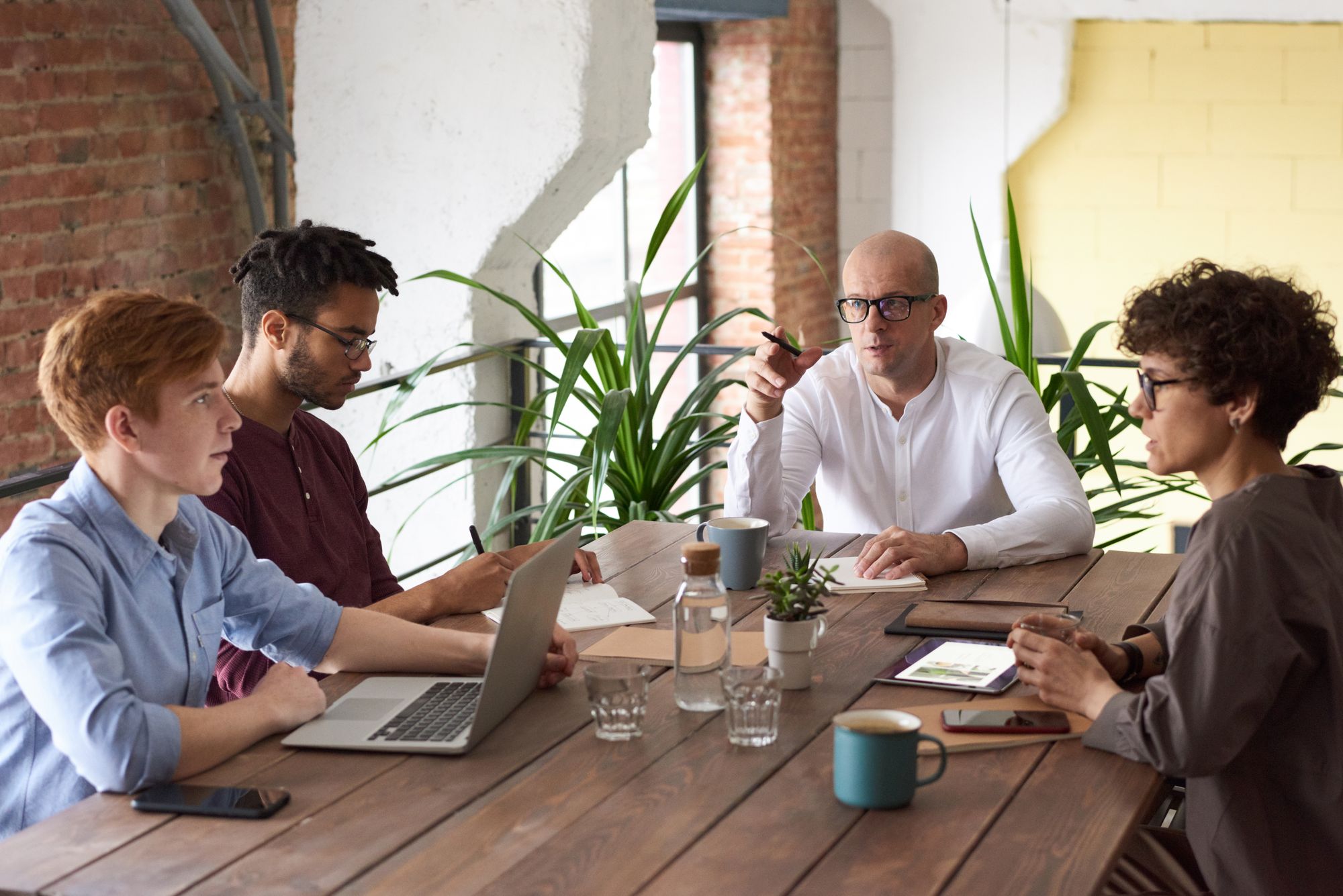 Equipo hotelero en una sesión de capacitación profesional